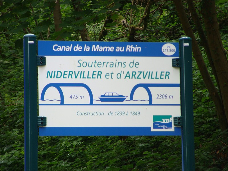 Hinweisschild zu den beiden Tunnel von Niderviller und Arzviller