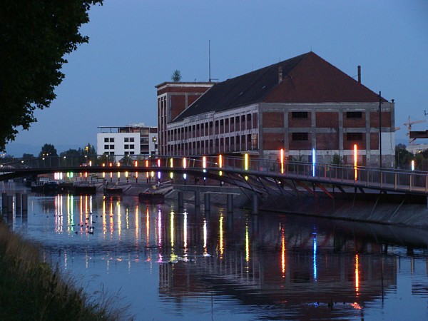 Strasbourg, Quai des Alpes - eine Mischung aus Alt und Moderne Strasbourg, Quai des Alpes - eine Mischung aus Alt und Moderne