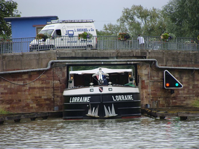 Wenn der in die Schleuse reinkam, wird er auch wieder rauskommen, oder? Wenn der in die Schleuse reinkam, wird er auch wieder rauskommen, oder?