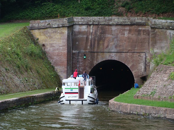 Einfahrt in den Tunnel von Arzwiller, 2.306m lang Einfahrt in den Tunnel von Arzwiller, 2.306m lang