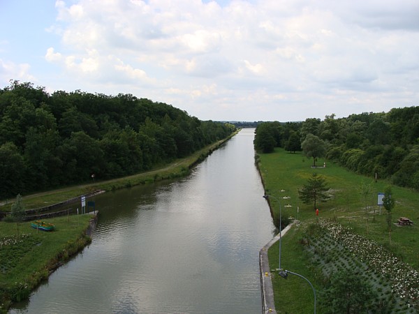15m tiefer - Blick von der Schleuse von Réchicourt auf den Kanal gen Westen
