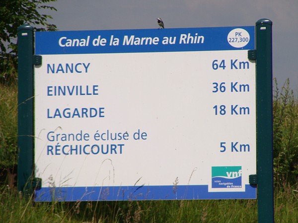Wie auf der Autobahn: Kilometeranzeige auf dem Rhein-Marne-Kanal