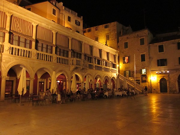 Die Stadtloggia am Abend in Šibenik