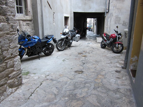Stellplatz in Šibenik - da passt eh kein Auto durch