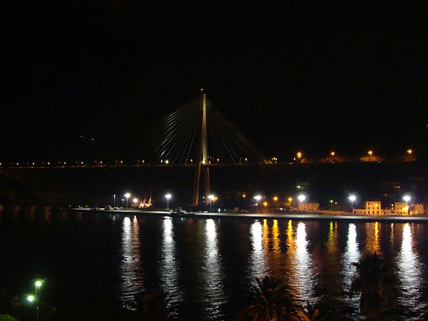 Dubrovniks Kreuzfahrthafen bei Nacht - und leer
