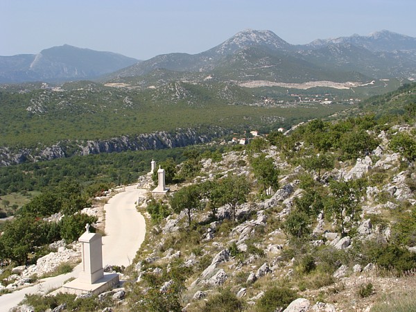 Blick auf den Kreuzweg bei Kresevo Polje und die Cetina-Schlucht