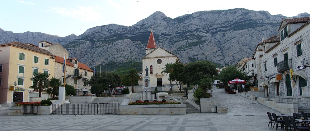 Hauptplatz von Makarksa mit der Kirche Sveti Marko